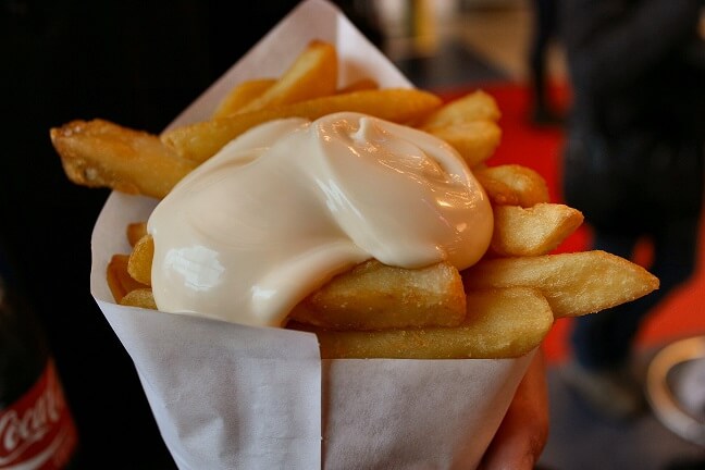 Puntzak met friet en mayonaise uit een mobiele Frituurwagen
