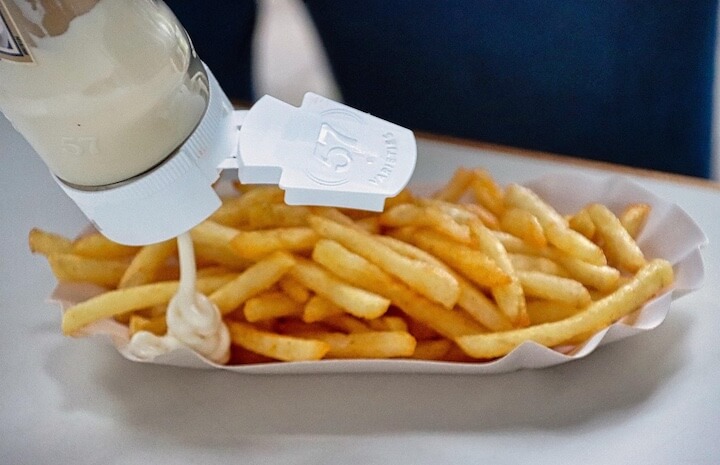 Mayonaise op friet uit foodtruck