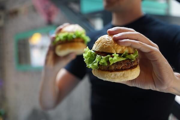 Vegetarische hamburger uit foodtruck